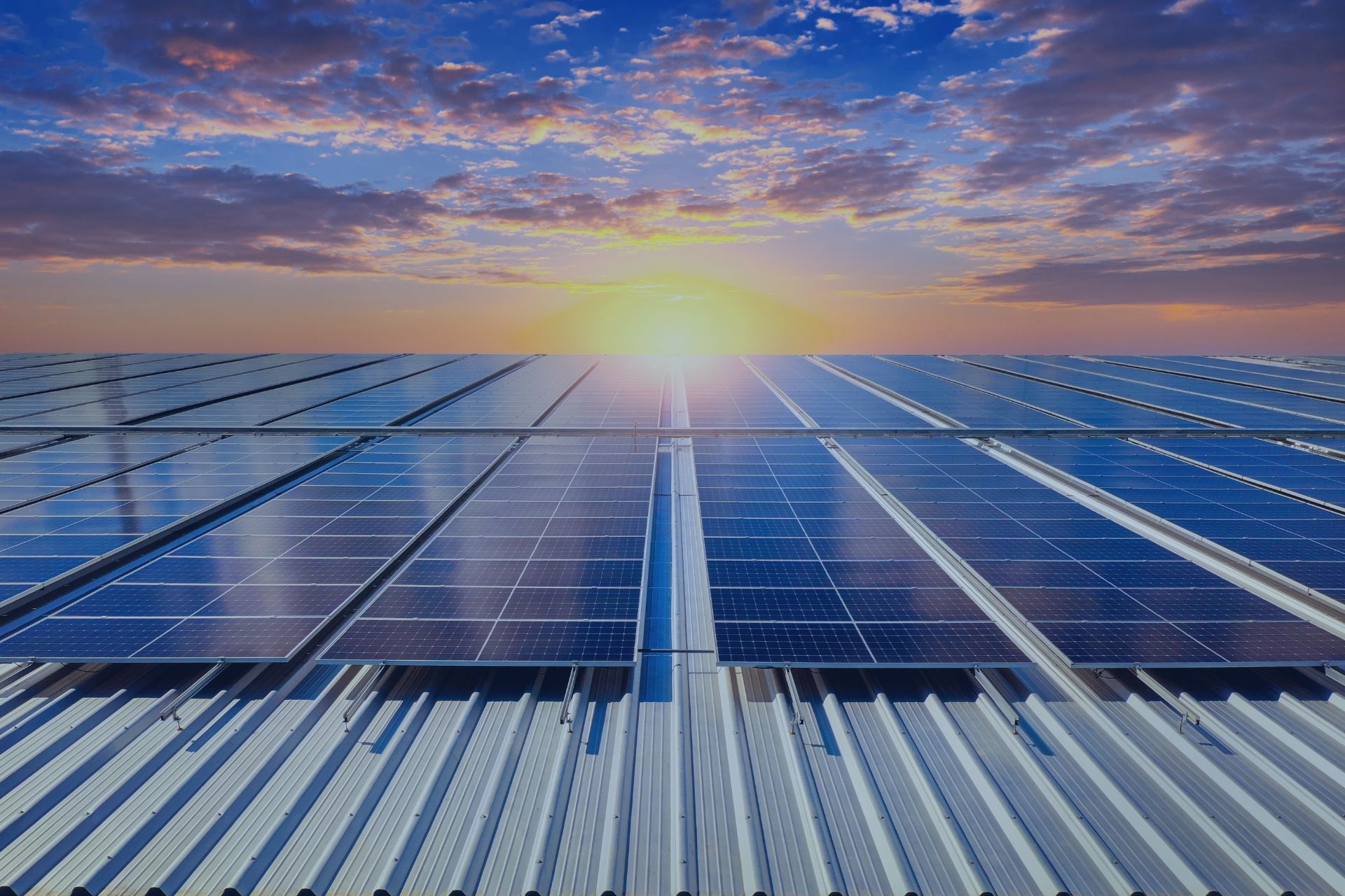 Impianto fotovoltaico al tramonto