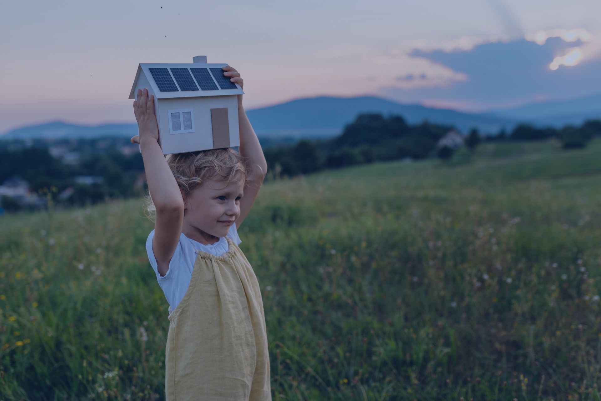 Bambina con casetta e impianto fotovoltaico